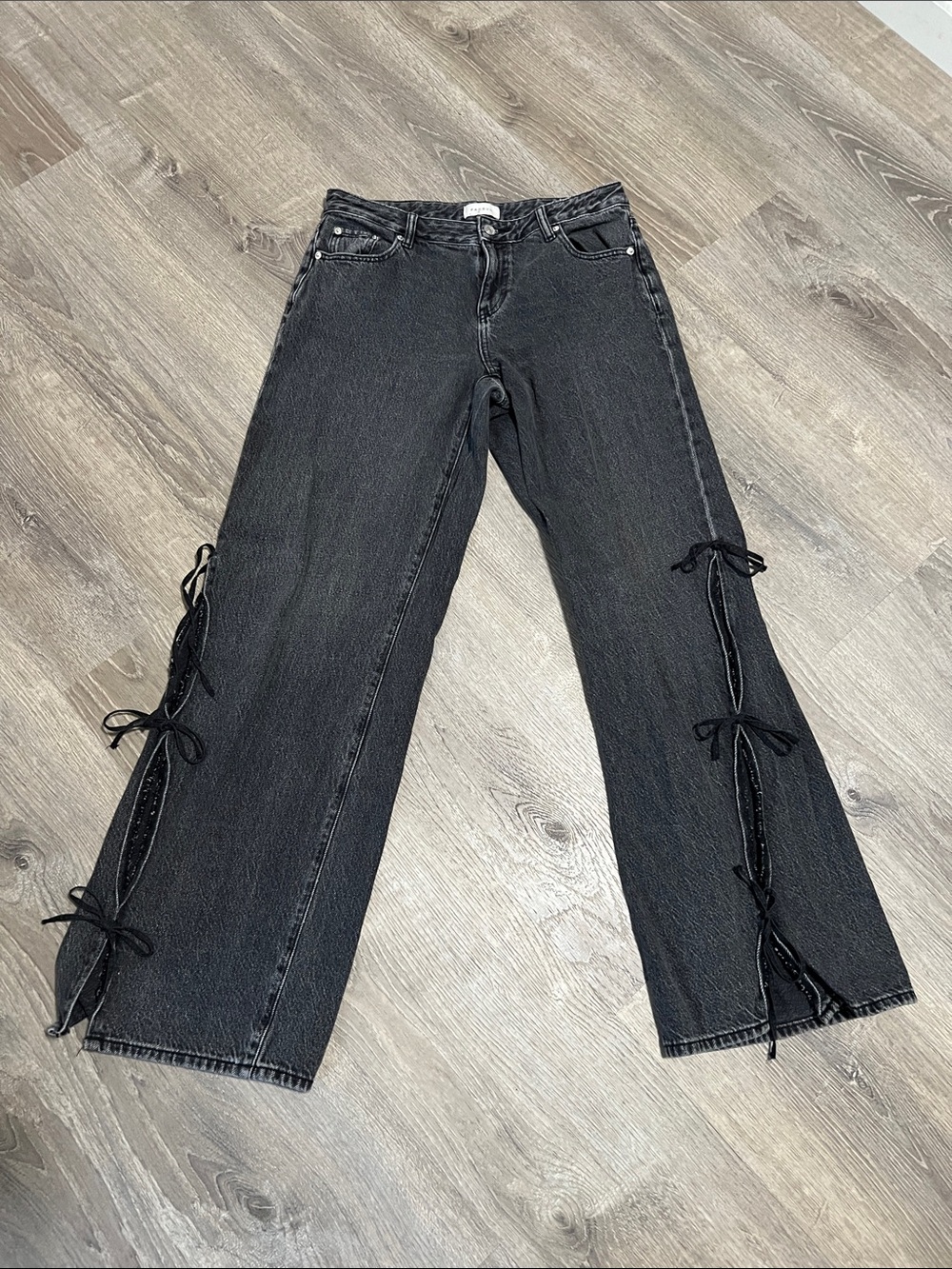 Cutie little wide leg cut out jeans with 🎀
